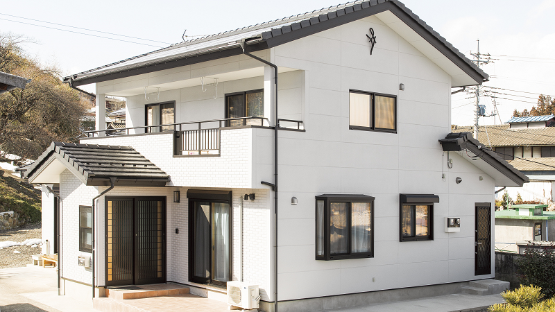 沼田市　玄関と和室を結ぶ丸い内窓のある２階建ての家