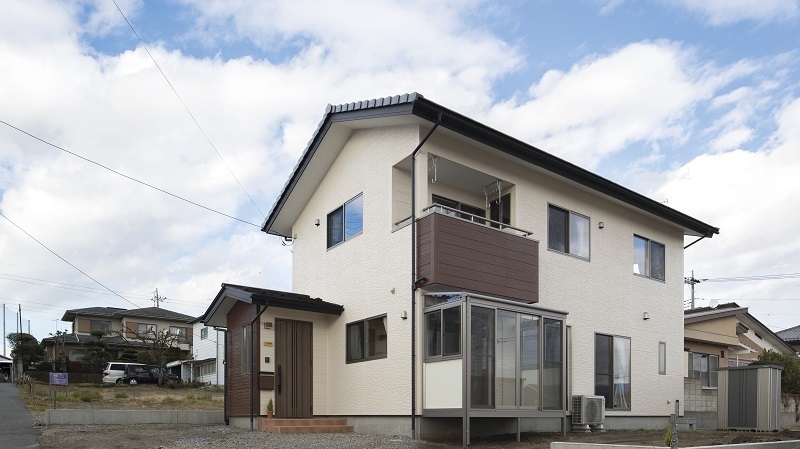 沼田市　充実収納とリビング階段に引戸をつけた２階建ての家