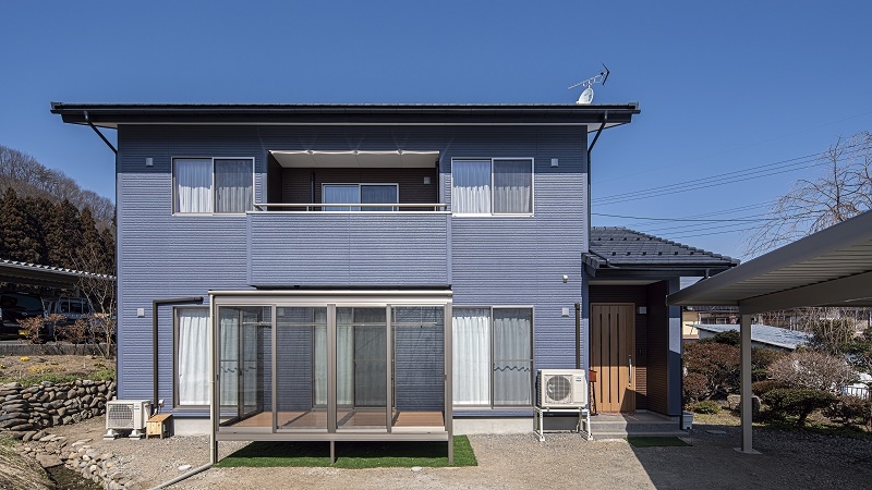 沼田市　シンメトリーデザインが映える２階建ての家